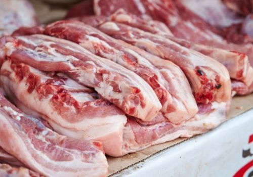 Giá heo hơi chạm đáy: Vì sao người tiêu dùng vẫn phải mua thịt heo giá cao ngất?