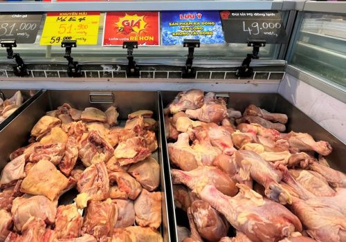 Gà ngoại giá rẻ đang 'giết chết' gà trong nước