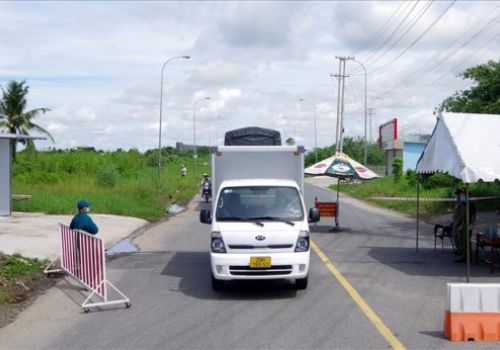 Có xe bộ đội dẫn đường, tôm giống đã thuận lợi đến với người nuôi