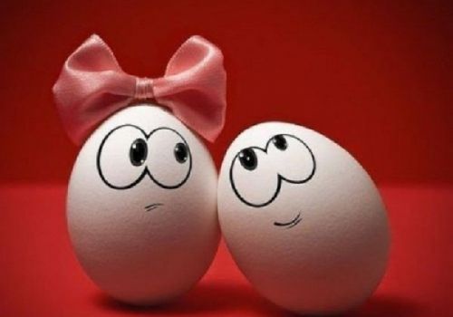 4 mẹo giúp mẹ Việt phân biệt trứng gà tẩy trắng cực chuẩn