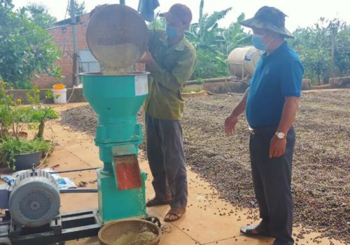 Nông dân sáng tạo công thức chế biến thức ăn chăn nuôi