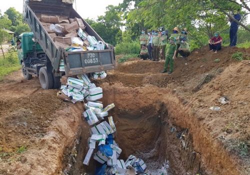 Quảng Bình: Tiêu hủy gần 2 tấn thực phẩm đông lạnh các loại