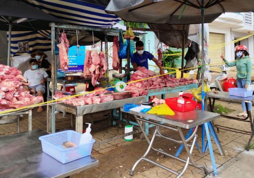 Heo hơi giảm xuống dưới mức 50.000 đồng/kg, người chăn nuôi thua lỗ nặng