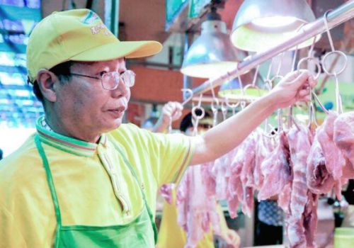 Thành tỷ phú vì giấu bằng đại học đi bán thịt lợn