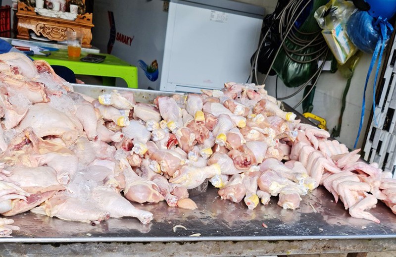 Giá thịt gà ở miền Tây tăng, giá trứng lại giảm