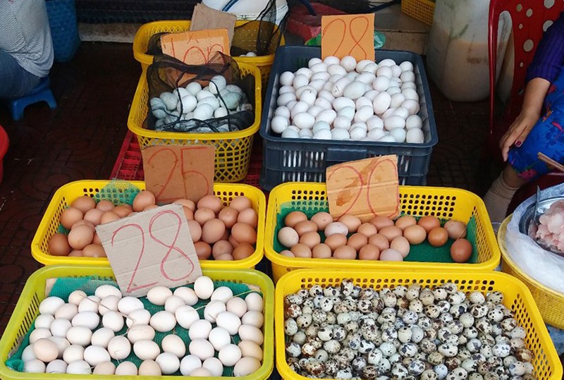 Giá thịt gà ở miền Tây tăng, giá trứng lại giảm2