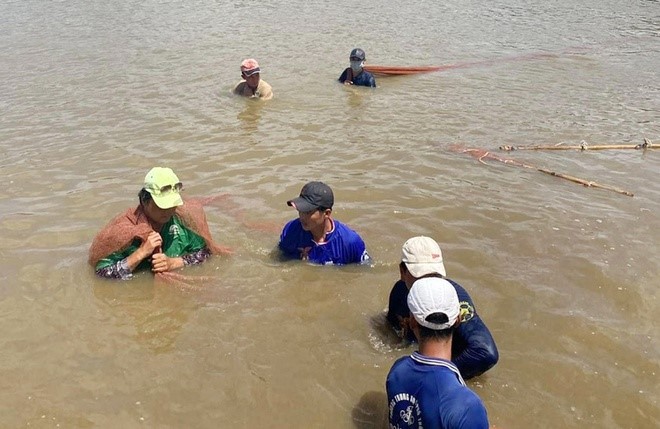 cong-nhan-keo-tom (1)