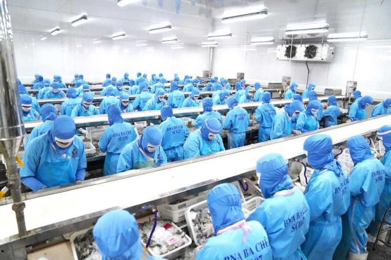 cong-nhan-so-che-tom-e1647056899532