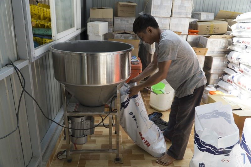 quan-ly-thuc-an-trong-ao-tom-e1648603788552