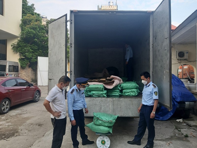 Lạng Sơn: Tiêu hủy 2,5 tấn chân gà rút xương đã bốc mùi hôi thối