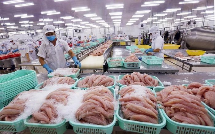 xuat-khau-tom-va-ca-tra-sang-nga-bi-dinh-tre